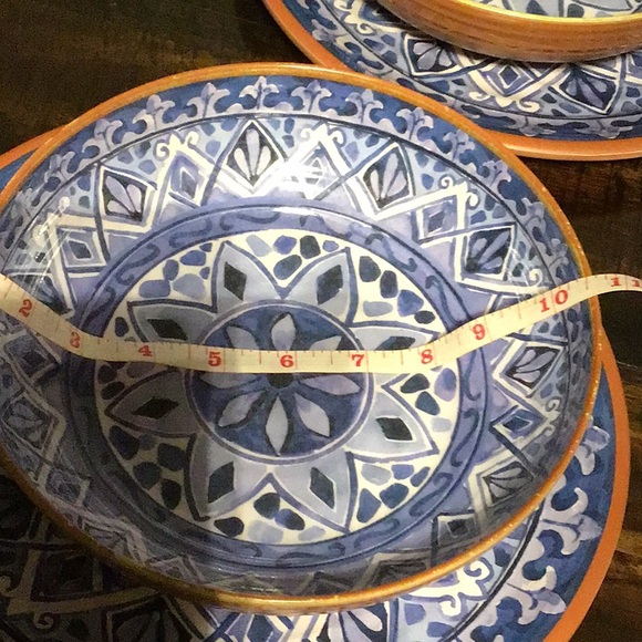 Lot of 8 Melamine Bowls and Plates - Picture 4 of 8